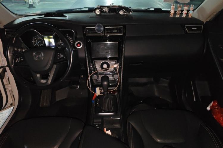 Used JMC Yusheng S330 2016 1.5L GTDi Automatic Two-Wheel Drive Fashion Edition Center Console