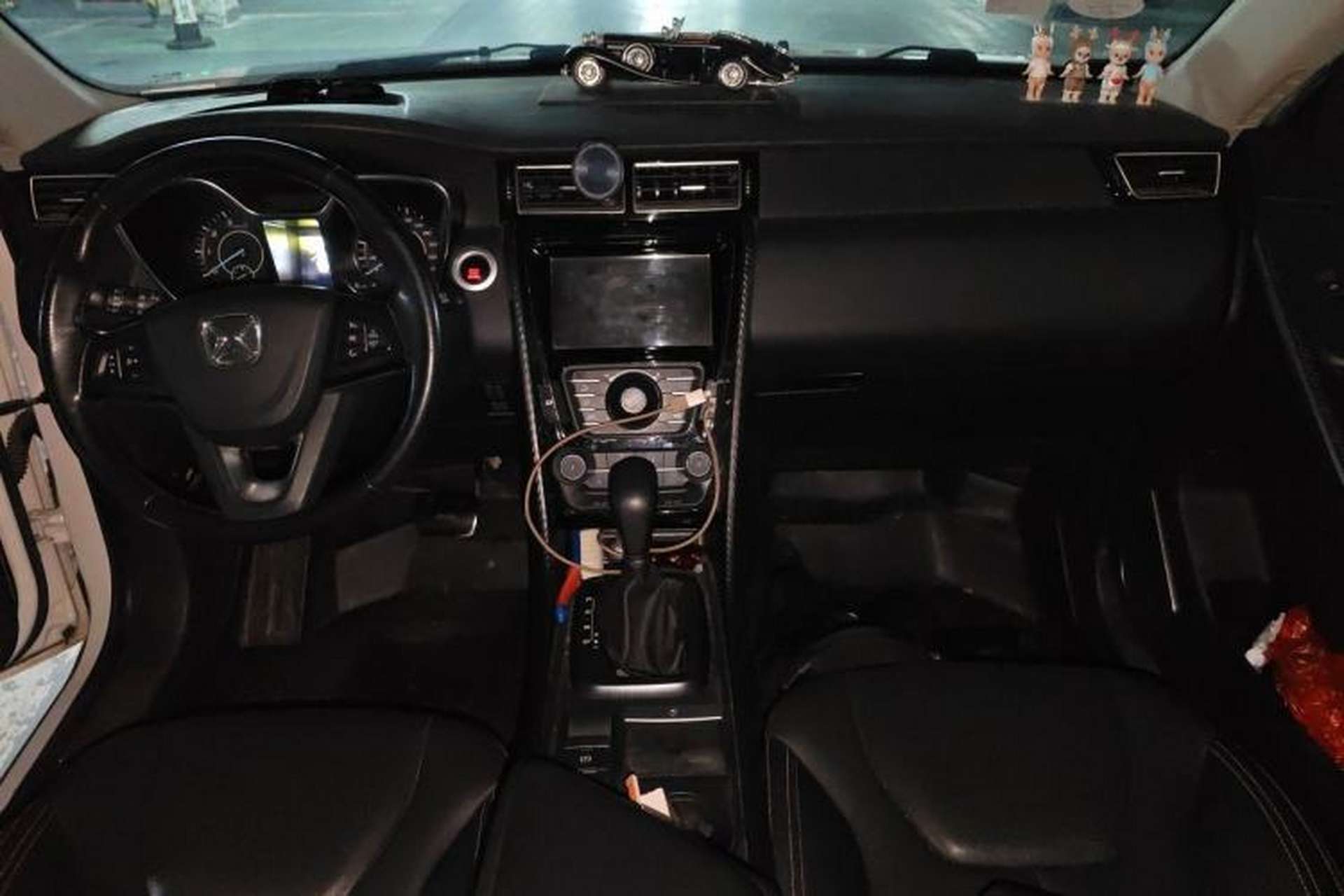 Used JMC Yusheng S330 2016 1.5L GTDi Automatic Two-Wheel Drive Fashion Edition Center Console