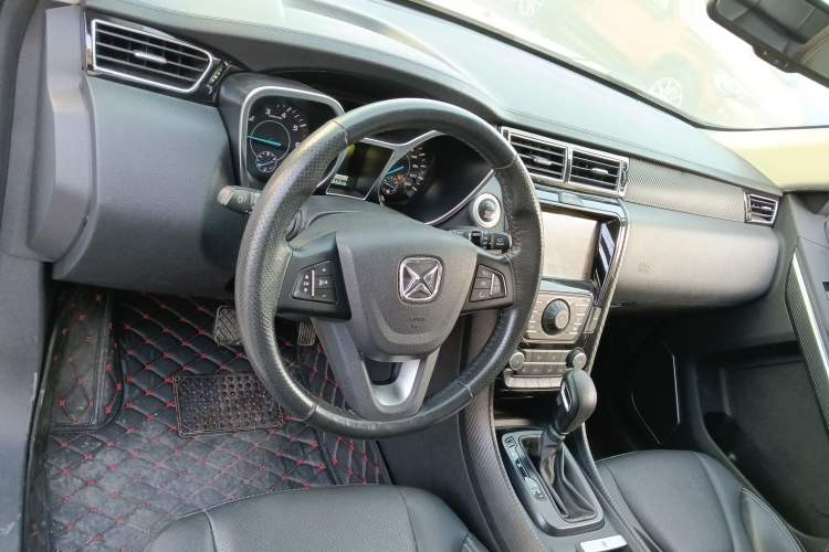 Used JMC Yusheng S330 2016 1.5L GTDi Automatic Two-Wheel Drive Fashion Edition Center Console