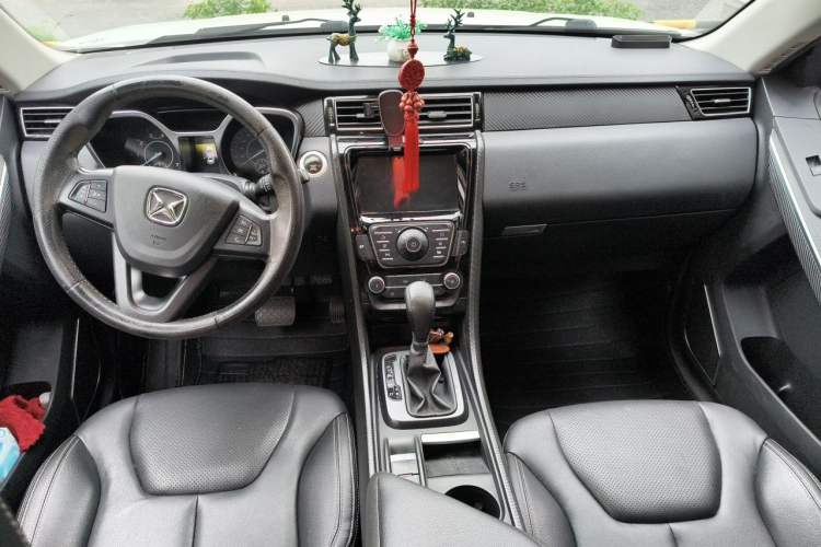 Used JMC Yusheng S330 2016 1.5L GTDi Automatic Two-Wheel Drive Fashion Edition Center Console