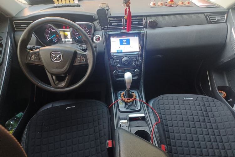 Used JMC Yusheng S330 2016 1.5L GTDi Automatic Two-Wheel Drive Fashion Edition Center Console