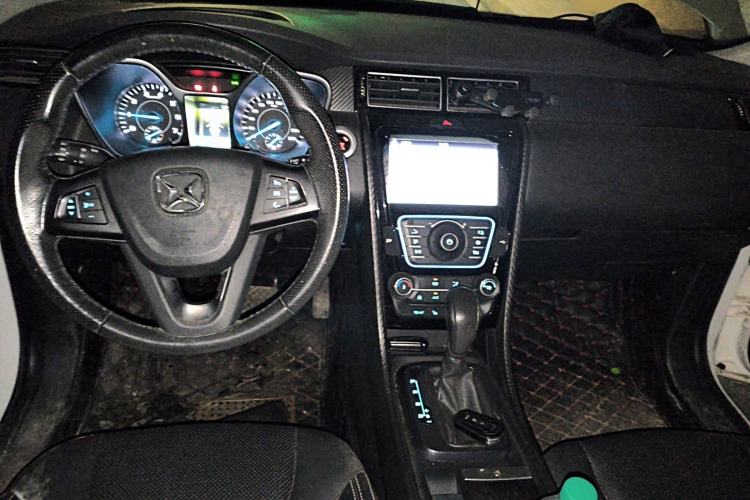 Used JMC Yusheng S330 2016 1.5L GTDi Automatic Two-Wheel Drive Prestige Edition Center Console