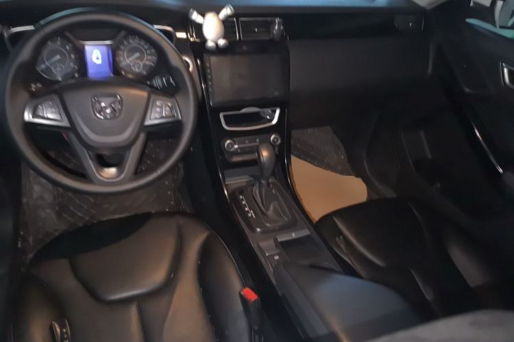 Used JMC Yusheng S330 2016 1.5L GTDi Automatic Two-Wheel Drive Comfort Edition Center Console