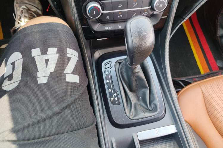 Used JMC Yusheng S330 2016 1.5L GTDi Automatic Two-Wheel Drive Prestige Edition Gear Lever
