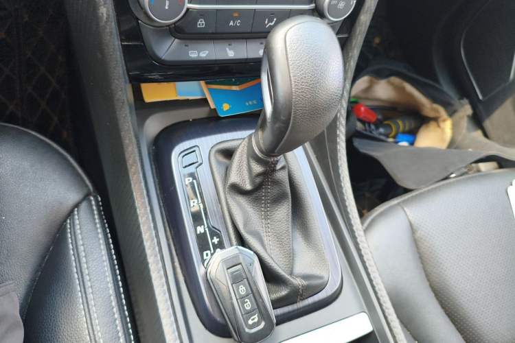 Used JMC Yusheng S330 2016 1.5L GTDi Automatic Two-Wheel Drive Fashion Edition Gear Lever