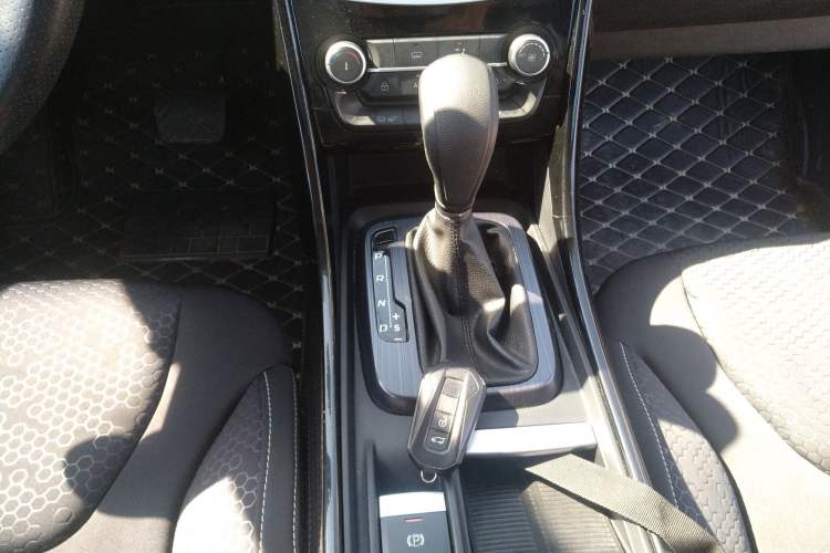 Used JMC Yusheng S330 2016 1.5L GTDi Automatic Two-Wheel Drive Comfort Edition Gear Lever