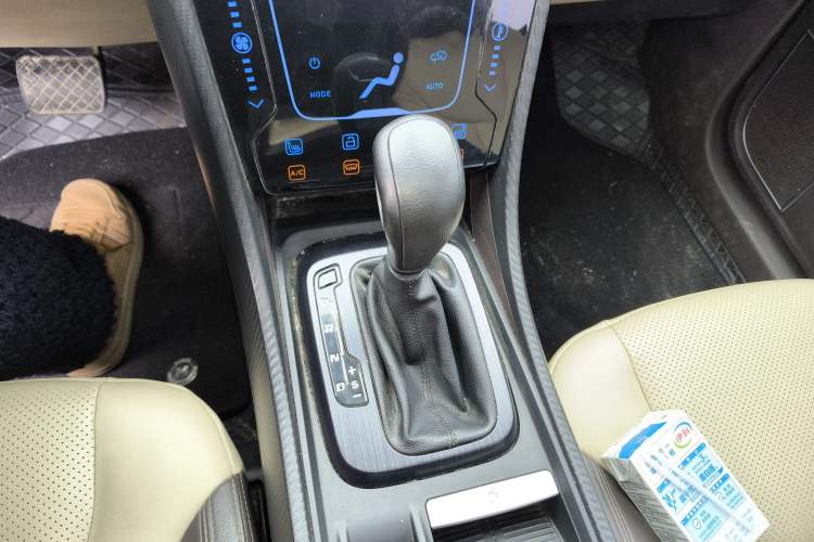 Used JMC Yusheng S330 2016 1.5L GTDi Automatic Two-Wheel Drive Flagship Edition Gear Lever