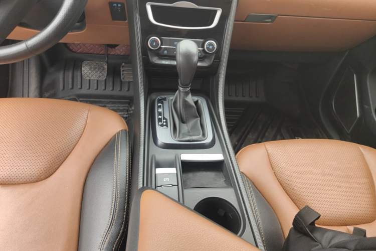 Used JMC Yusheng S330 2016 1.5L GTDi Automatic Two-Wheel Drive Prestige Edition Gear Lever