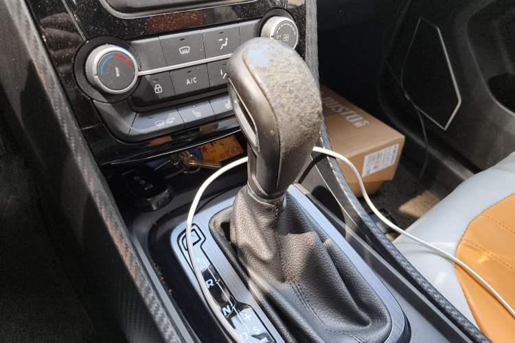 Used JMC Yusheng S330 2016 1.5L GTDi Automatic Two-Wheel Drive Comfort Edition Gear Lever