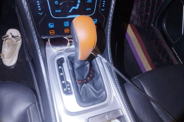 Used JMC Yusheng S330 2016 1.5L GTDi Automatic Two-Wheel Drive Flagship Edition Gear Lever