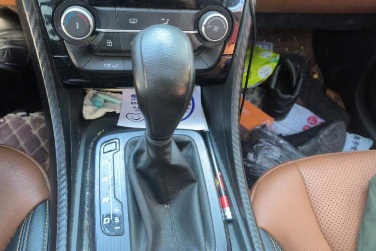 Used JMC Yusheng S330 2016 1.5L GTDi Automatic Two-Wheel Drive Prestige Edition Gear Lever