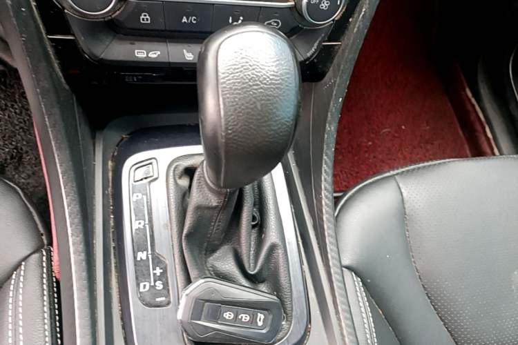 Used JMC Yusheng S330 2016 1.5L GTDi Automatic Two-Wheel Drive Fashion Edition Gear Lever