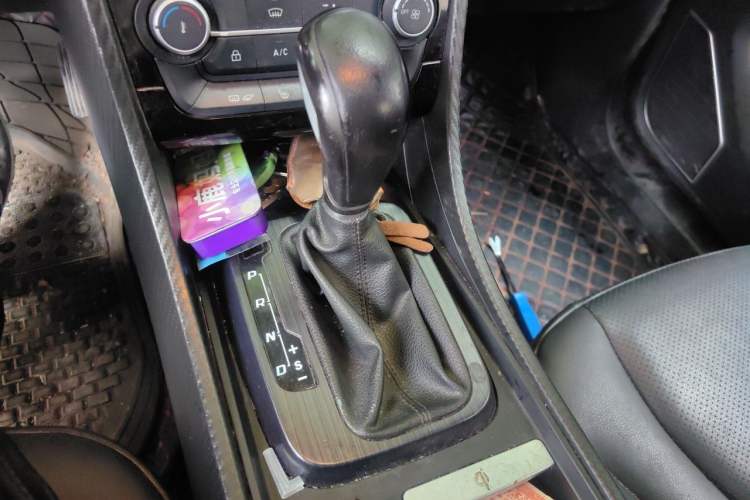 Used JMC Yusheng S330 2016 1.5L GTDi Automatic Two-Wheel Drive Prestige Edition Gear Lever