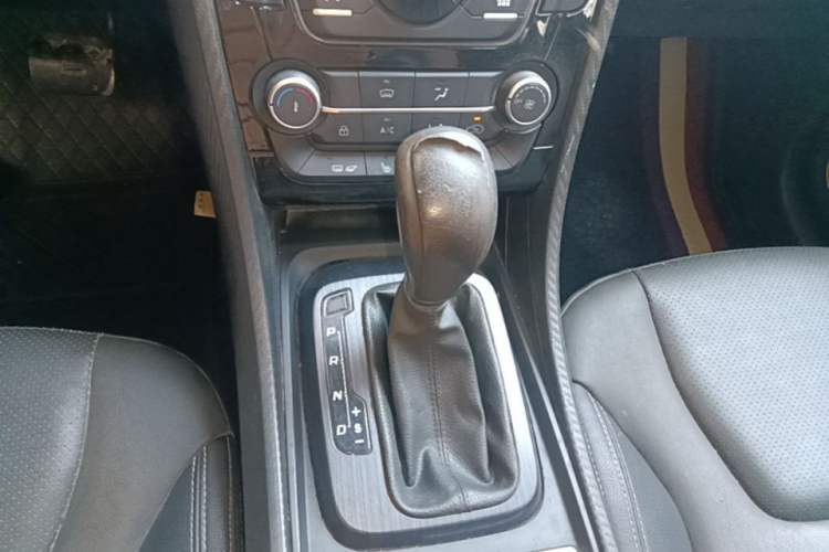 Used JMC Yusheng S330 2016 1.5L GTDi Automatic Two-Wheel Drive Prestige Edition Gear Lever