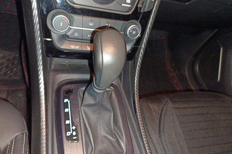 Used JMC Yusheng S330 2016 1.5L GTDi Automatic Two-Wheel Drive Prestige Edition Gear Lever