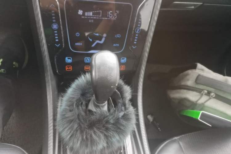 Used JMC Yusheng S330 2016 1.5L GTDi Automatic Two-Wheel Drive Flagship Edition Gear Lever