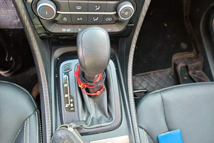 Used JMC Yusheng S330 2016 1.5L GTDi Automatic Two-Wheel Drive Prestige Edition Gear Lever