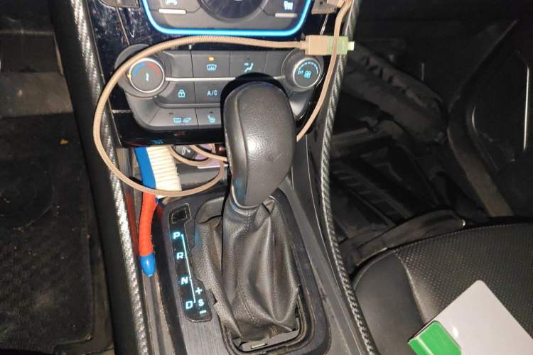 Used JMC Yusheng S330 2016 1.5L GTDi Automatic Two-Wheel Drive Fashion Edition Gear Lever