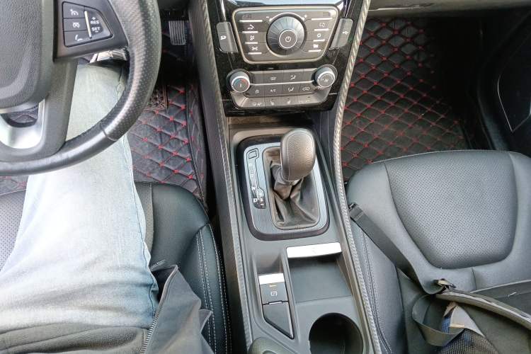 Used JMC Yusheng S330 2016 1.5L GTDi Automatic Two-Wheel Drive Fashion Edition Gear Lever