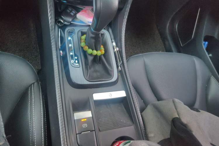 Used JMC Yusheng S330 2016 1.5L GTDi Automatic Two-Wheel Drive Prestige Edition Gear Lever