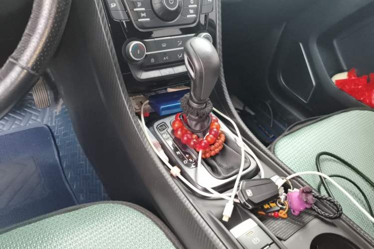 Used JMC Yusheng S330 2016 1.5L GTDi Automatic Two-Wheel Drive Prestige Edition Gear Lever