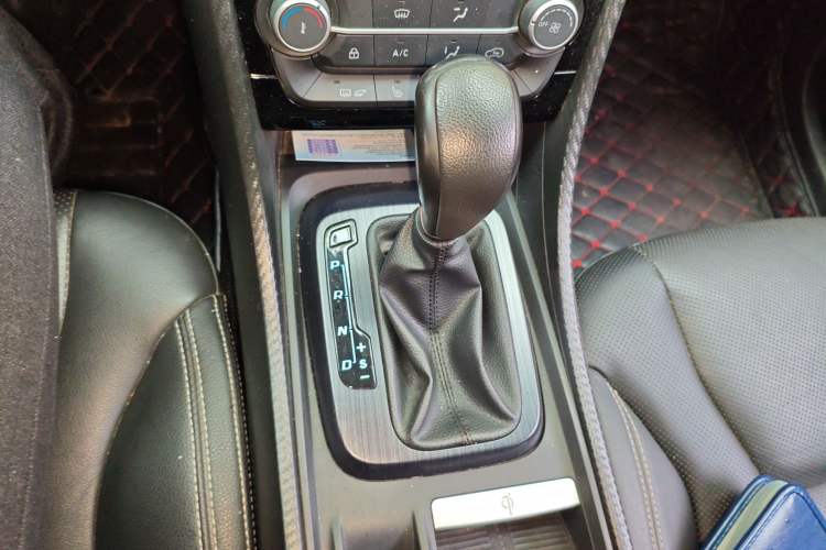 Used JMC Yusheng S330 2016 1.5L GTDi Automatic Two-Wheel Drive Prestige Edition Gear Lever
