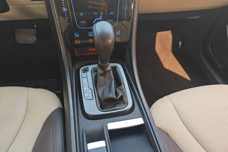 Used JMC Yusheng S330 2016 1.5L GTDi Automatic Two-Wheel Drive Flagship Edition Gear Lever