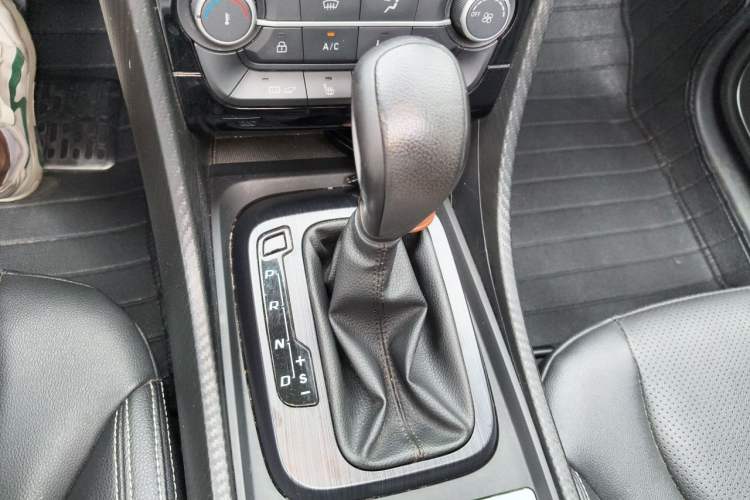 Used JMC Yusheng S330 2016 1.5L GTDi Automatic Two-Wheel Drive Fashion Edition Gear Lever