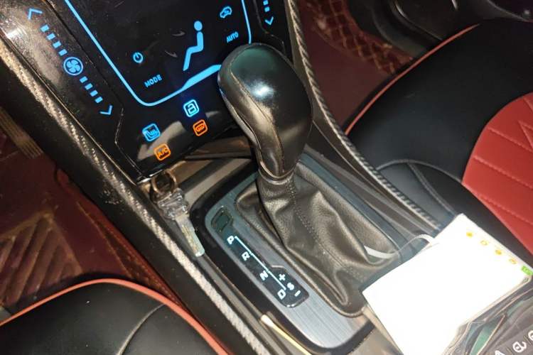 Used JMC Yusheng S330 2016 1.5L GTDi Automatic All-Wheel-Drive Flagship Edition Gear Lever