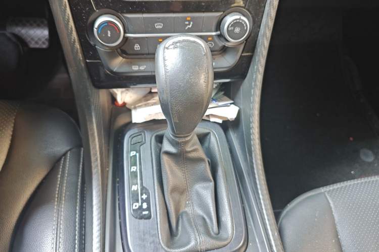 Used JMC Yusheng S330 2016 1.5L GTDi Automatic Two-Wheel Drive Fashion Edition Gear Lever