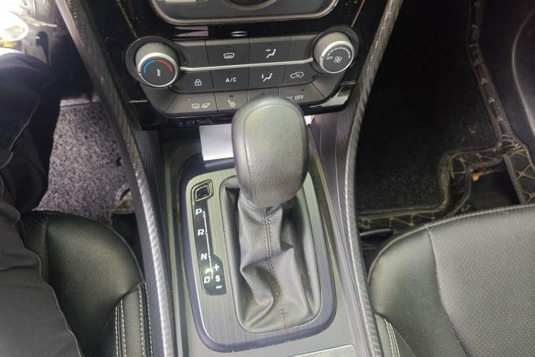 Used JMC Yusheng S330 2016 1.5L GTDi Automatic Two-Wheel Drive Prestige Edition Gear Lever