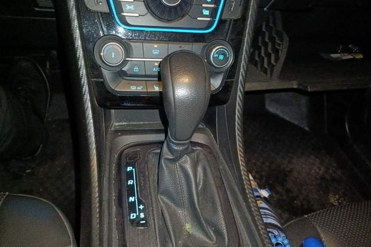 Used JMC Yusheng S330 2016 1.5L GTDi Automatic Two-Wheel Drive Prestige Edition Gear Lever