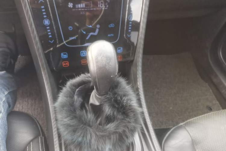 Used JMC Yusheng S330 2016 1.5L GTDi Automatic Two-Wheel Drive Flagship Edition Gear Lever