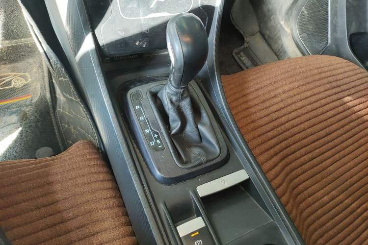 Used JMC Yusheng S330 2016 1.5L GTDi Automatic Two-Wheel Drive Flagship Edition Gear Lever