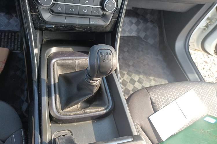 Used JMC Yusheng S330 2016 1.5L GTDi Manual Two-Wheel Drive Value Edition Gear Lever