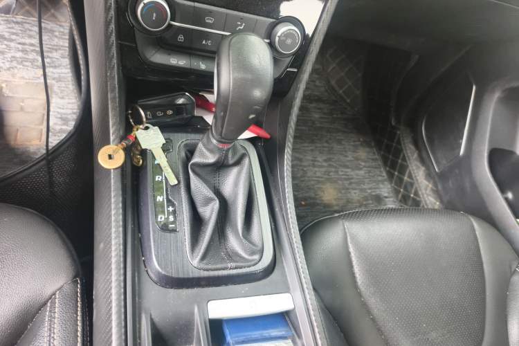 Used JMC Yusheng S330 2016 1.5L GTDi Automatic Two-Wheel Drive Prestige Edition Gear Lever