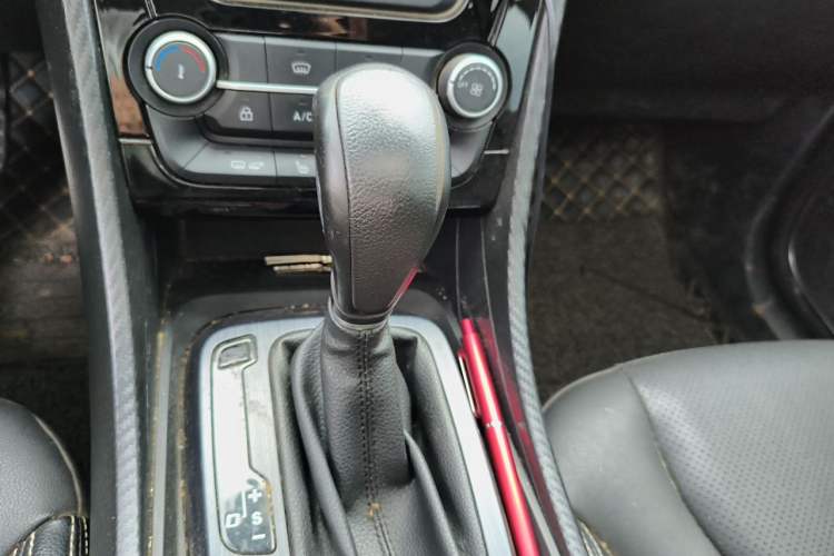 Used JMC Yusheng S330 2016 1.5L GTDi Automatic Two-Wheel Drive Prestige Edition Gear Lever