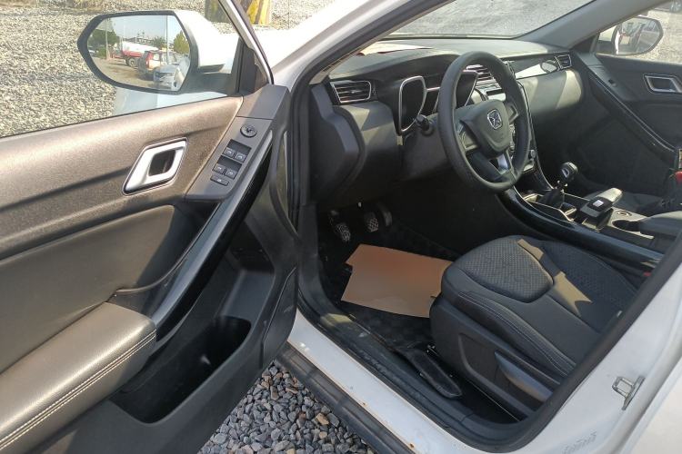 Used JMC Yusheng S330 2016 1.5L GTDi Manual Two-Wheel Drive Value Edition Interior 3