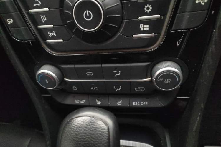 Used JMC Yusheng S330 2016 1.5L GTDi Automatic Two-Wheel Drive Prestige Edition Interior 4
