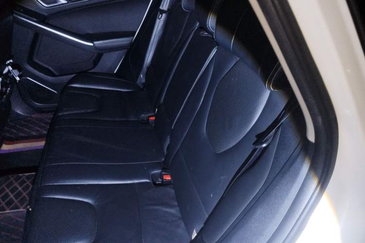 Used JMC Yusheng S330 2016 1.5L GTDi Automatic Two-Wheel Drive Flagship Edition Left Rear Seat