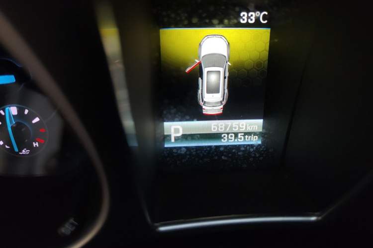 Used JMC Yusheng S330 2016 1.5L GTDi Automatic Two-Wheel Drive Flagship Edition Odometer Close Up