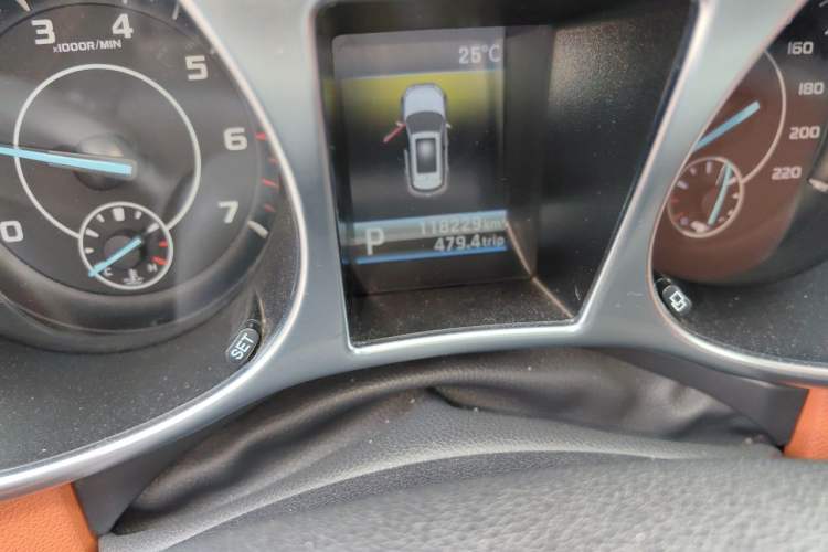 Used JMC Yusheng S330 2016 1.5L GTDi Automatic Two-Wheel Drive Prestige Edition Odometer Close Up