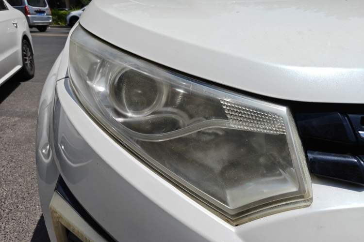 Used JMC Yusheng S330 2016 1.5L GTDi Automatic Two-Wheel Drive Flagship Edition Right Front Headlight