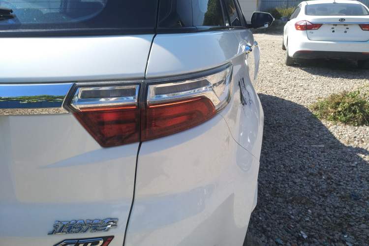 Used JMC Yusheng S330 2016 1.5L GTDi Automatic Two-Wheel Drive Comfort Edition Right Rear Taillight