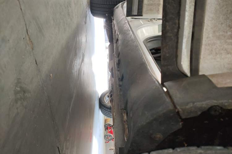 Used JMC Yusheng S330 2016 1.5L GTDi Automatic Two-Wheel Drive Flagship Edition Right Side Sill
