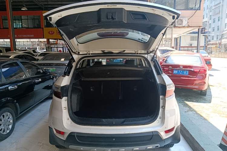 Used JMC Yusheng S330 2016 1.5L GTDi Automatic Two-Wheel Drive Prestige Edition Trunk