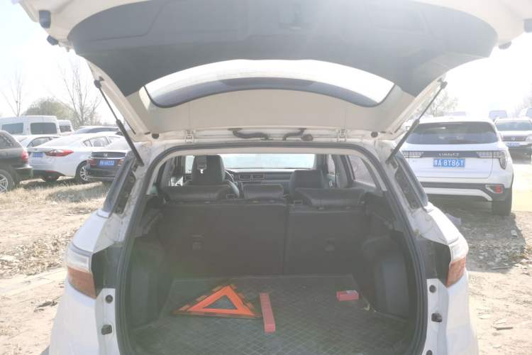 Used JMC Yusheng S330 2016 1.5L GTDi Automatic All-Wheel-Drive Flagship Edition Trunk
