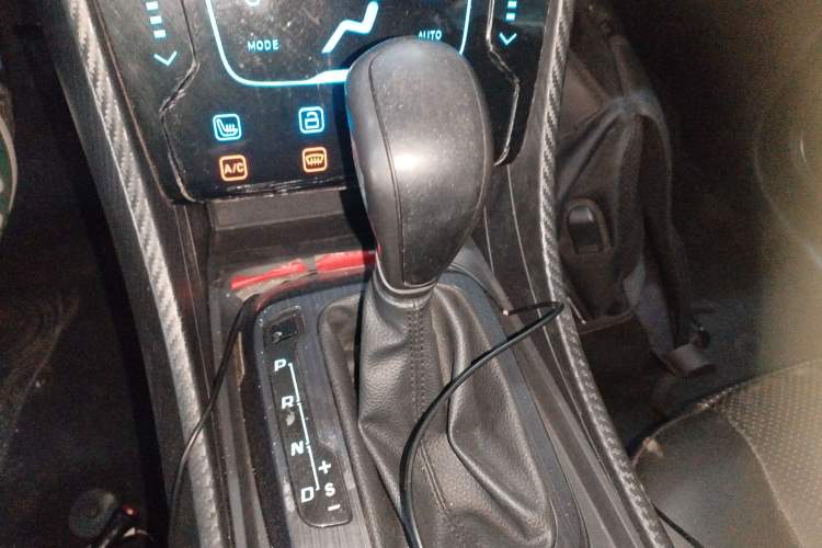 Used JMC Yusheng S330 2017 1.5L GTDi Automatic Two-Wheel Drive Midnight Edition Gear Lever