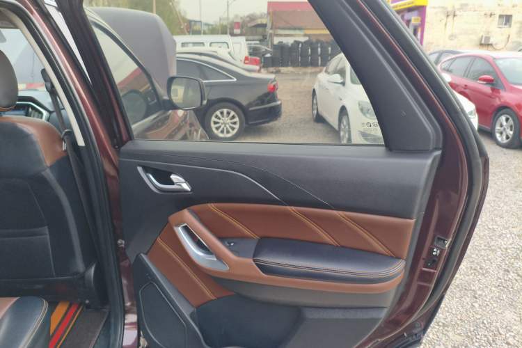 Used JMC Yusheng S350 2016 2.0T Automatic Two-Wheel Drive Gasoline Luxury Edition 5 Seats Right Rear Door Interior