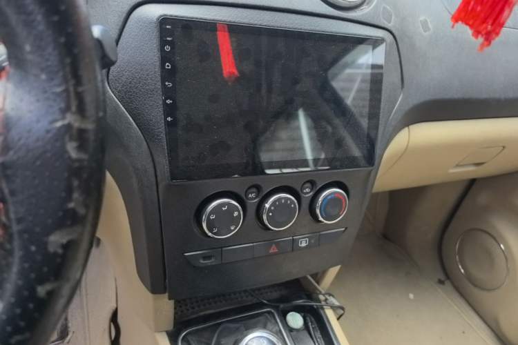 Used JMC Yusheng S350 2011 2.4T Two-Wheel-Drive Luxury 5-Seater Audio And AC Panel